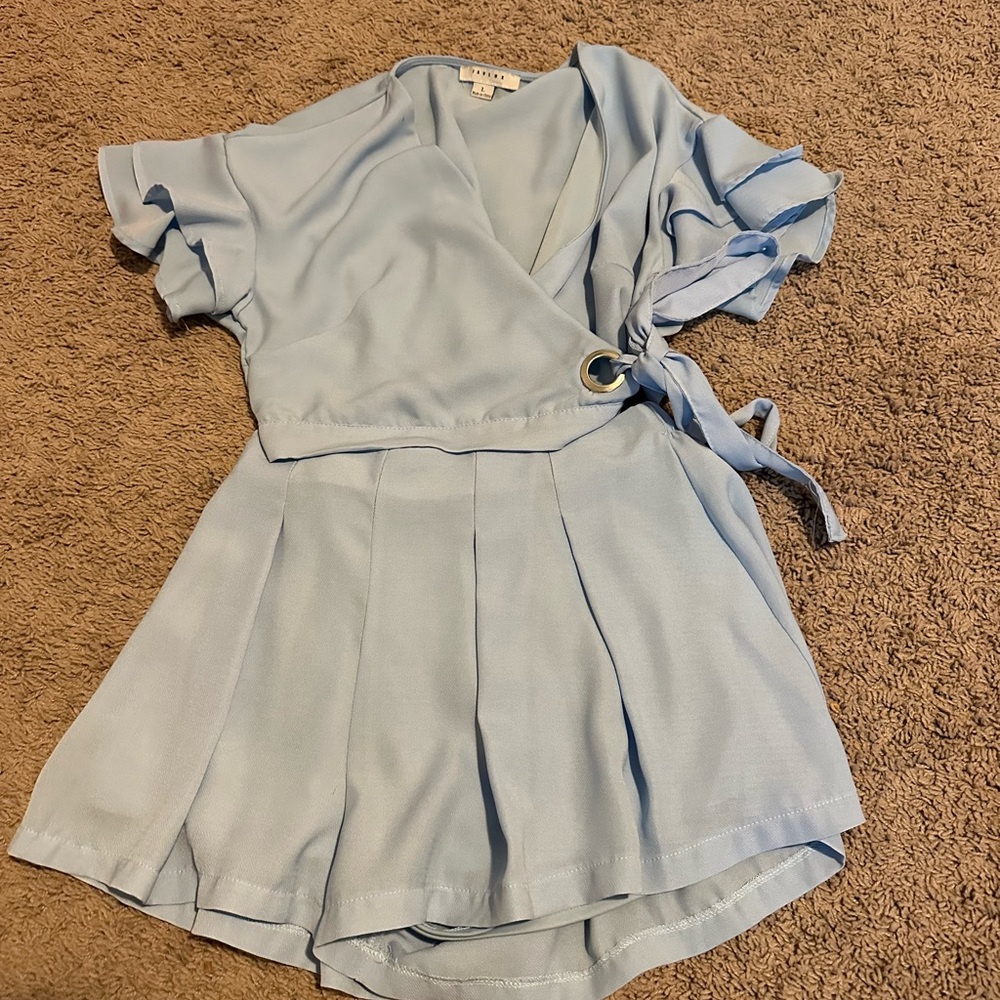 Cute set top is a large fits smaller tho